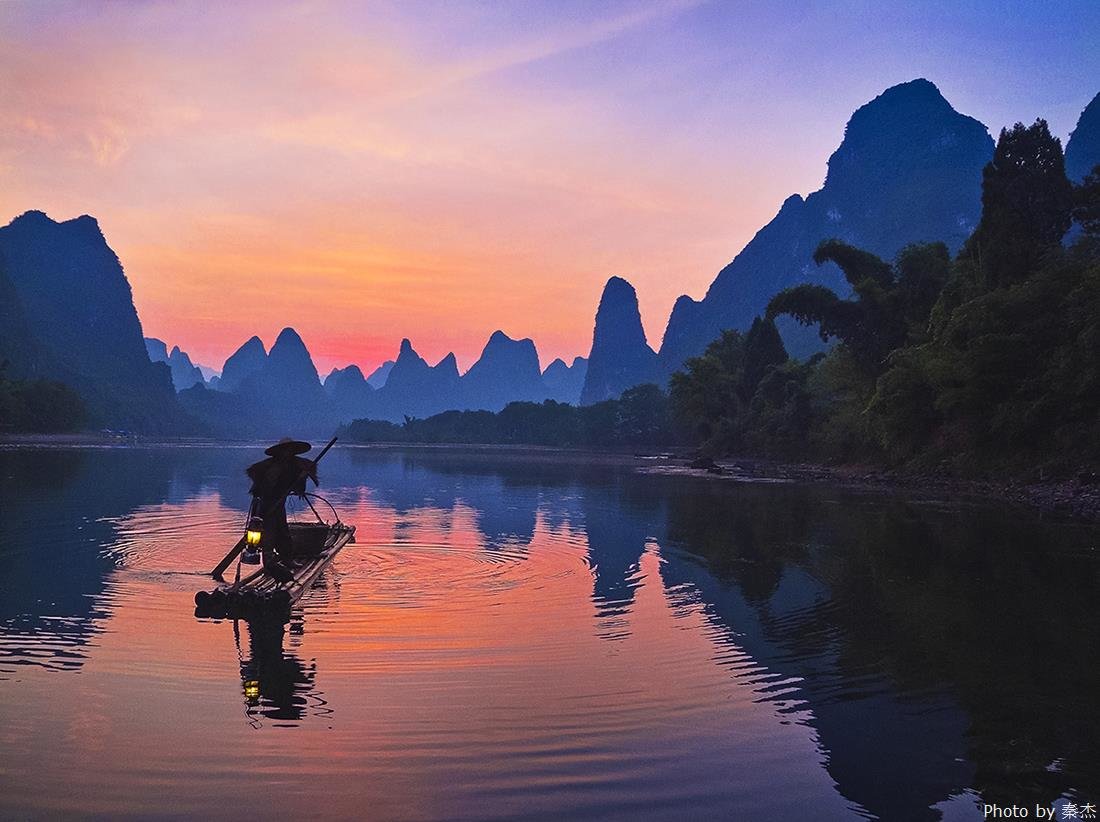 Homme de pêche sur la rivière Li au crépuscule 