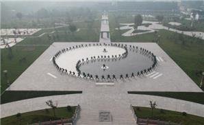 Pratique du tai-chi dans une cour en forme de yin-yang.