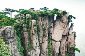 Les sommets gigantesques des Montagnes Jaunes