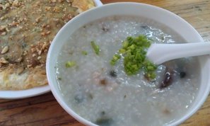 Congee aux oeufs et à la viande