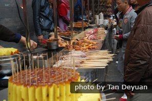 Déguster quelques snacks locaux dans la rue musulmane