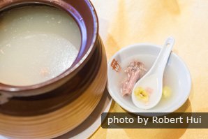 Viande de canard mijotée dans un bouillon de noix de ginkgo