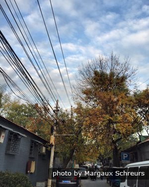 ruelle typique de Pékin (Hutong) sous un ciel bleu