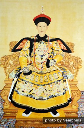 Empereur chinois revêtu d'une robe jaune