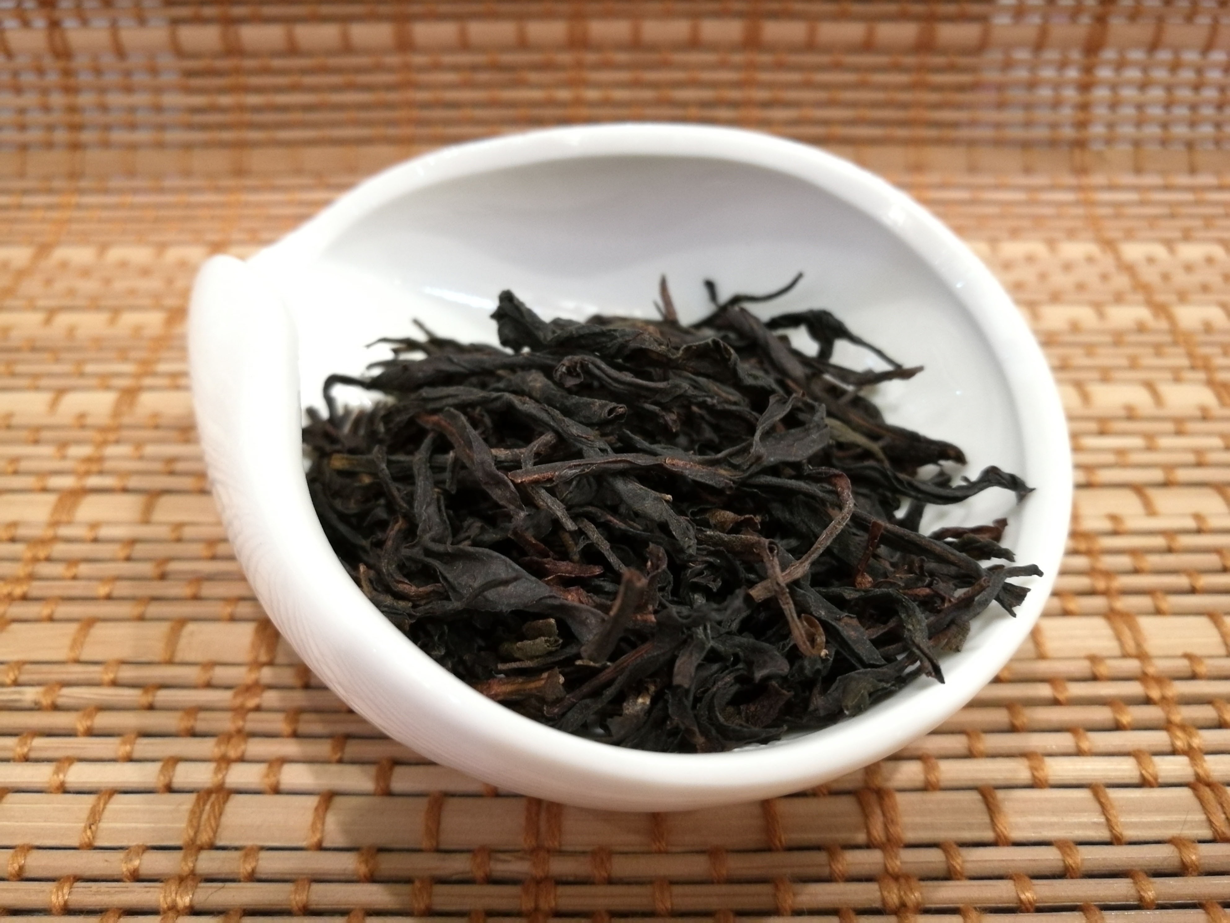 Листья чая китайского. Чай улун. Черный чай улун. Улун черный дракон. Чай молочный улун черный.