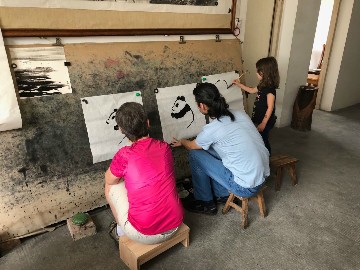 Nos voyageurs apprennent à faire la peinture chinoise avec le peintre